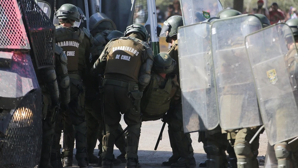 Imagen de policías durante las protestas en Chile