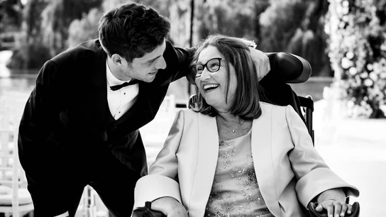 Imagen de Sergi Roberto junto a madre. Imagen de Sergi Roberto junto a madre.