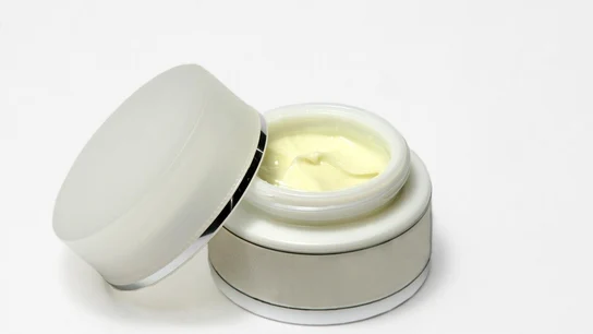 Imagen de archivo de una crema facial.  Imagen de archivo de una crema facial.