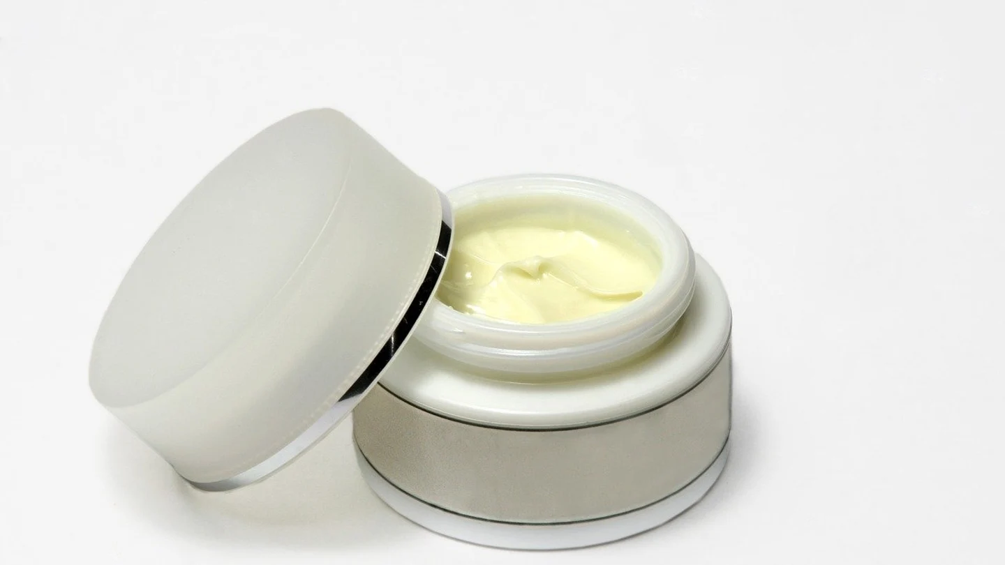 Imagen de archivo de una crema facial. Imagen de archivo de una crema facial.