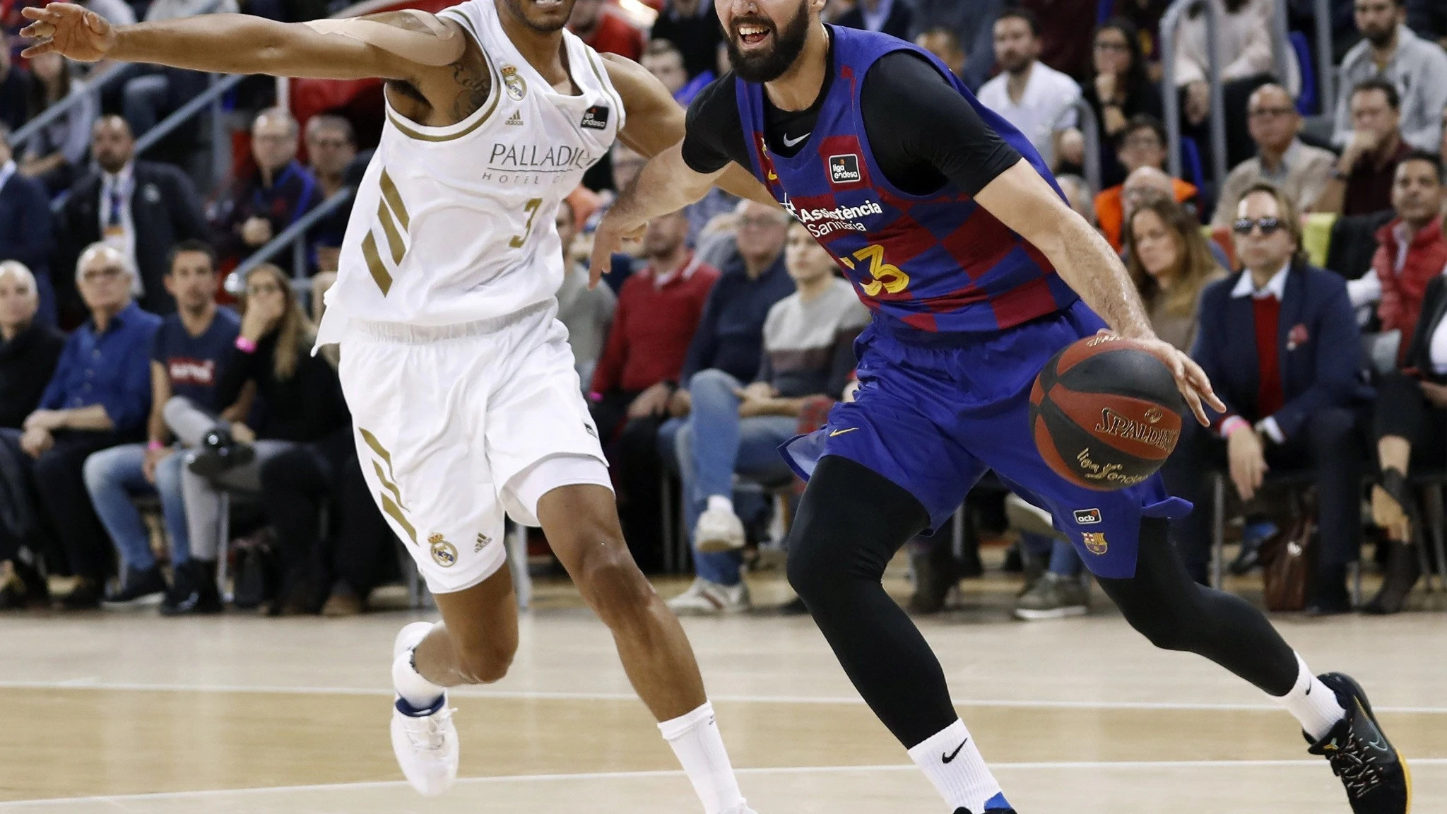 Mirotic controla el balón en el Clásico