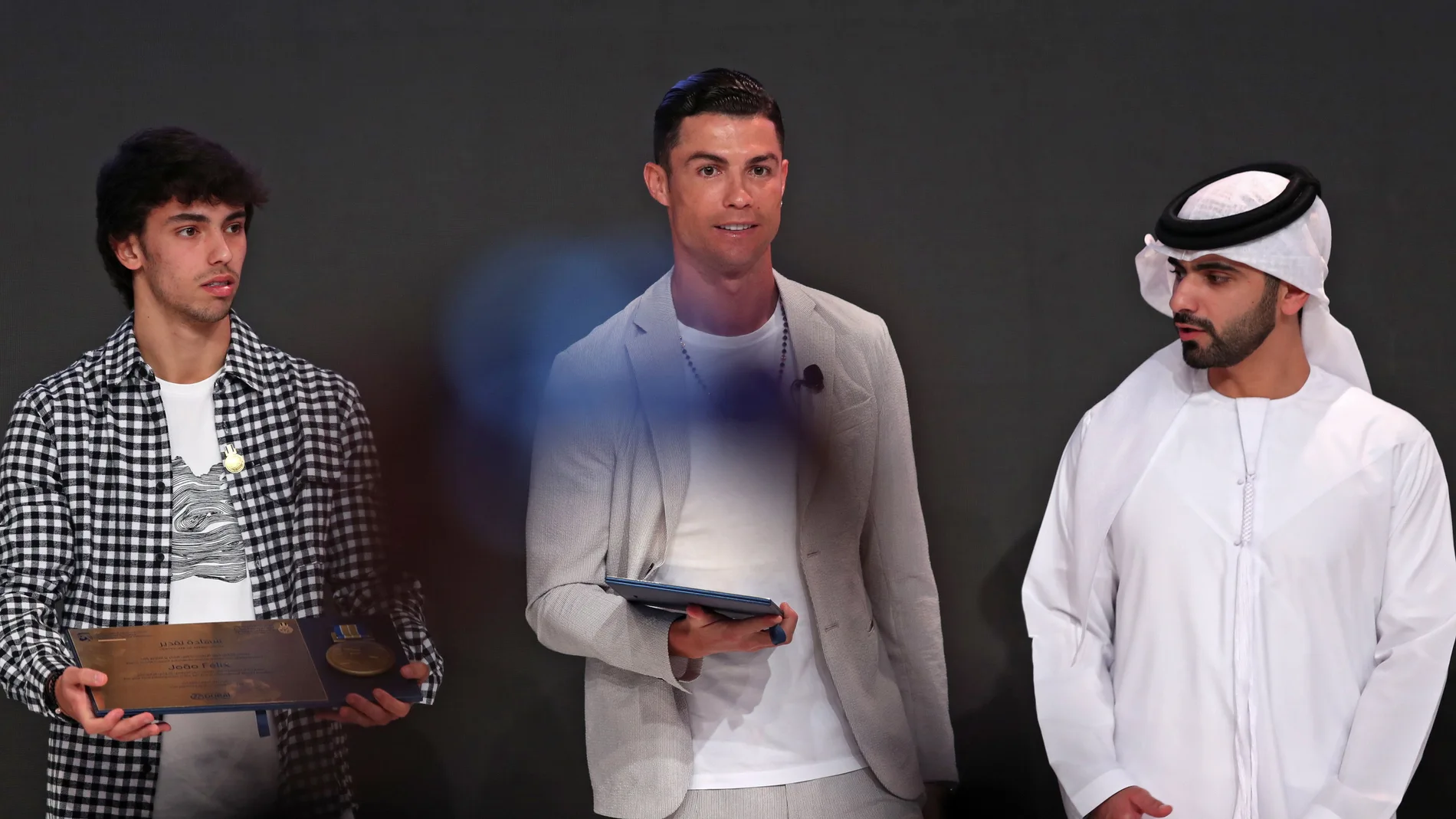 Imagen de Joao Felix y Cristiano Ronaldo durante la gala. 