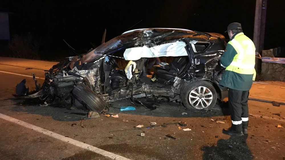 Imagen del coche en el que viajan cuatro jóvenes en Pontevedra