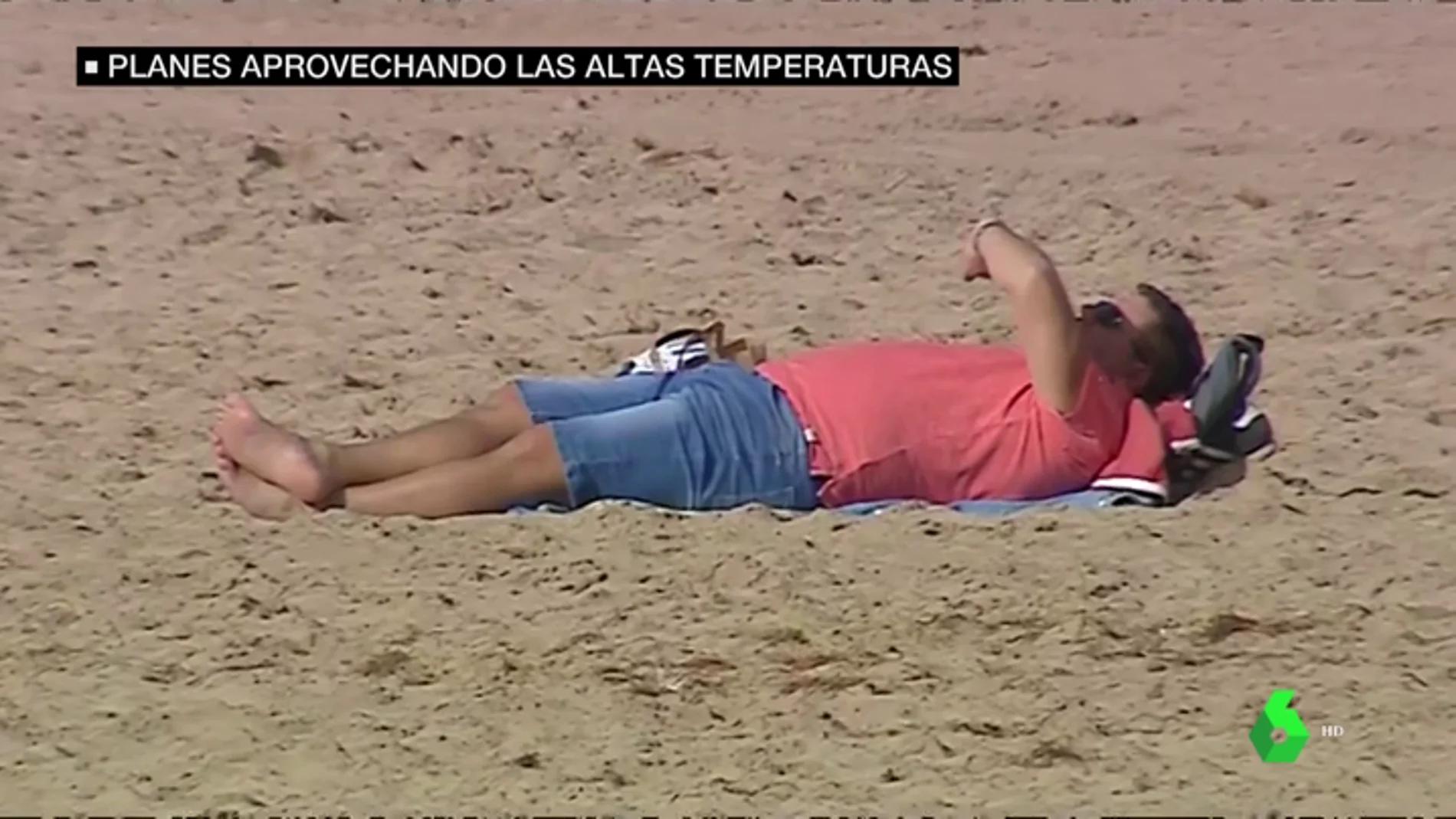 Un hombre tomando el sol en la playa