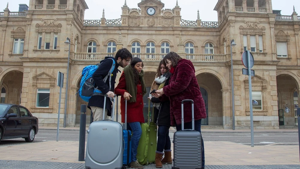 Hijos de la España Vaciada en Madrid siembran un futuro con espigas en las redes