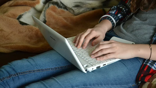 Persona usando el ordenador Persona usando el ordenador