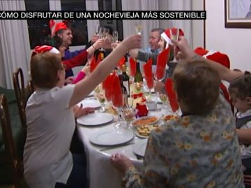 Una familia en la cena de Nochevieja Una familia en la cena de Nochevieja