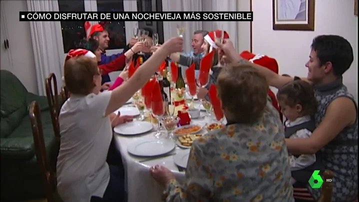 Una familia en la cena de Nochevieja