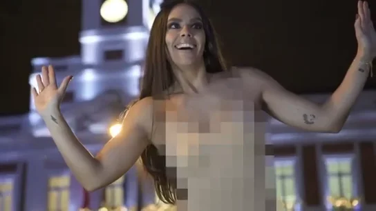 Cristina Pedroche se desnuda en plena Puerta del Sol antes de dar las Campanadas Cristina Pedroche se desnuda en plena Puerta del Sol antes de dar las Campanadas