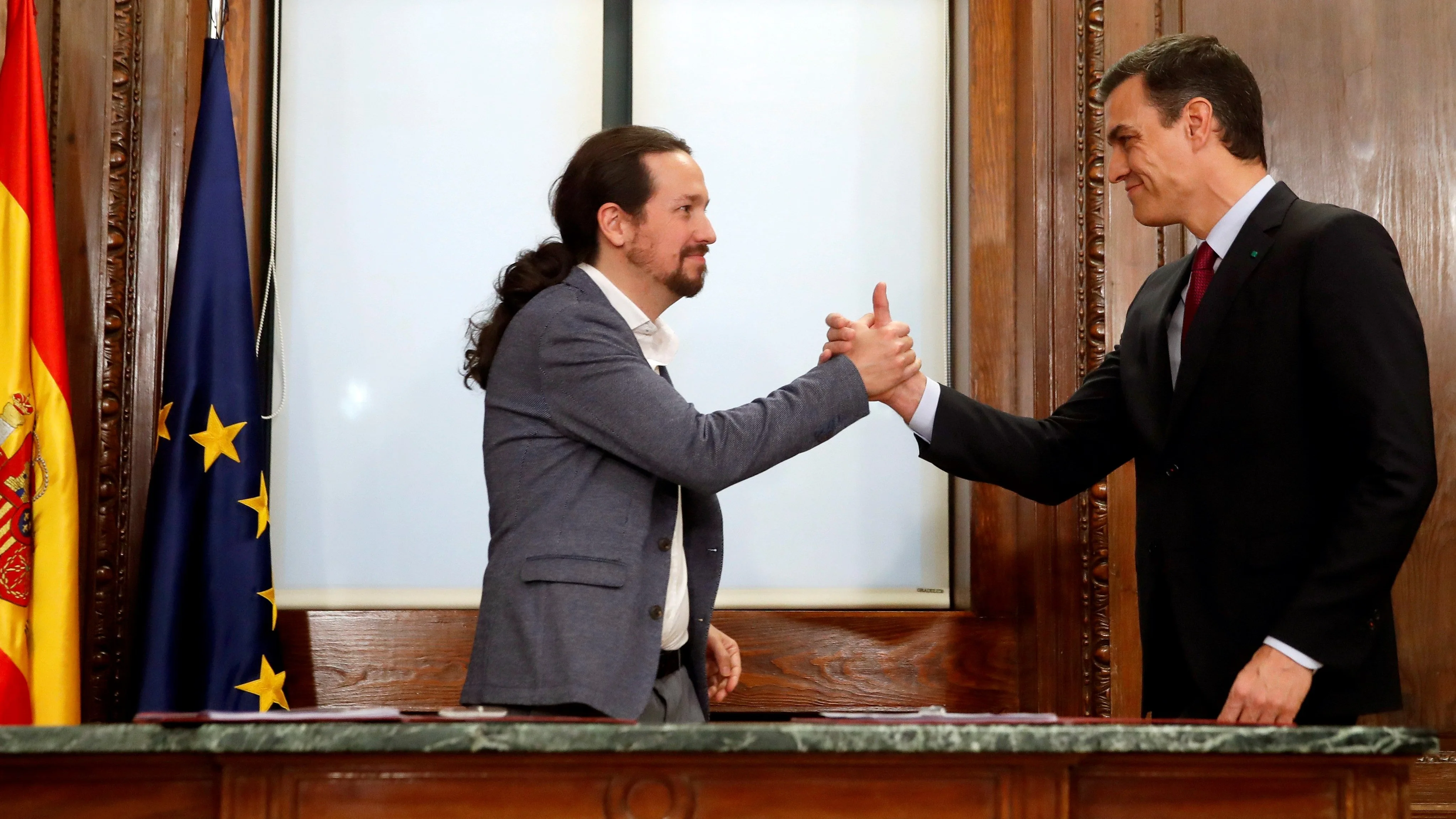  Pedro Sánchez y Pablo Iglesias estrechan sus manos tras el acto de firma del acuerdo programático 