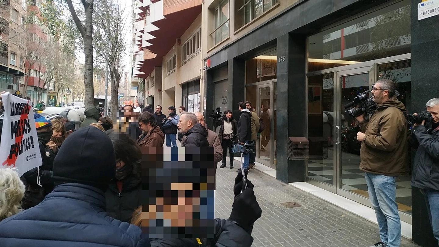 Imagen de los CDR ante la sede de ERC Imagen de los CDR ante la sede de ERC