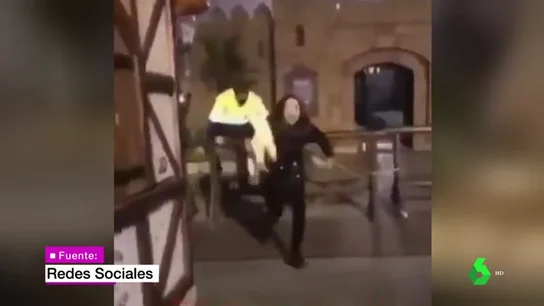Un vigilante persigue a una joven que había robado una oveja de un belén Un vigilante persigue a una joven que había robado una oveja de un belén