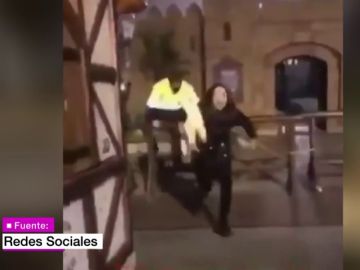 Un vigilante persigue a una joven que había robado una oveja de un belén Un vigilante persigue a una joven que había robado una oveja de un belén