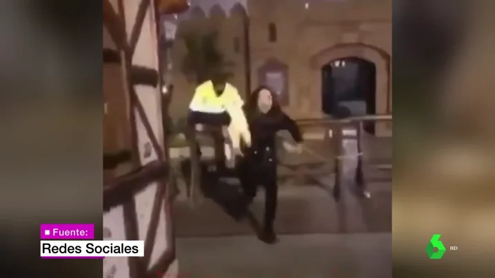 Un vigilante persigue a una joven que había robado una oveja de un belén Un vigilante persigue a una joven que había robado una oveja de un belén