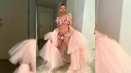 Dabiz Muñoz se prueba el vestido de Cristina Pedroche Dabiz Muñoz se prueba el vestido de Cristina Pedroche