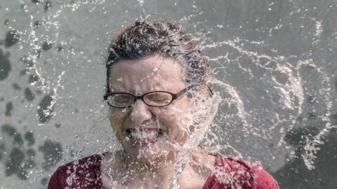 Tirar agua por la ventana (vigila que no pase nadie o...)