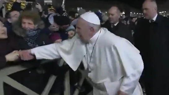 El papa Francisco reprende a una mujer por agarrarle del brazo con fuerza y tirar de él El papa Francisco reprende a una mujer por agarrarle del brazo con fuerza y tirar de él