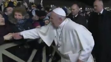 El papa Francisco reprende a una mujer por agarrarle del brazo con fuerza y tirar de él 