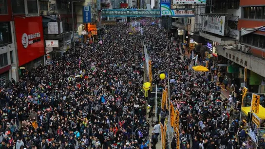 La tensión vuelve a Hong Kong con enfrentamientos durante la marcha de Año Nuevo La tensión vuelve a Hong Kong con enfrentamientos durante la marcha de Año Nuevo