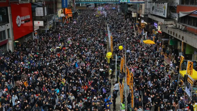 La tensión vuelve a Hong Kong con enfrentamientos durante la marcha de Año Nuevo