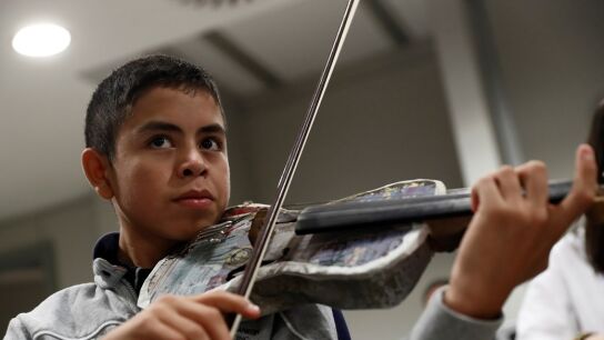 Un violinista de la Orquesta de Instrumentos Reciclados de Cateura
