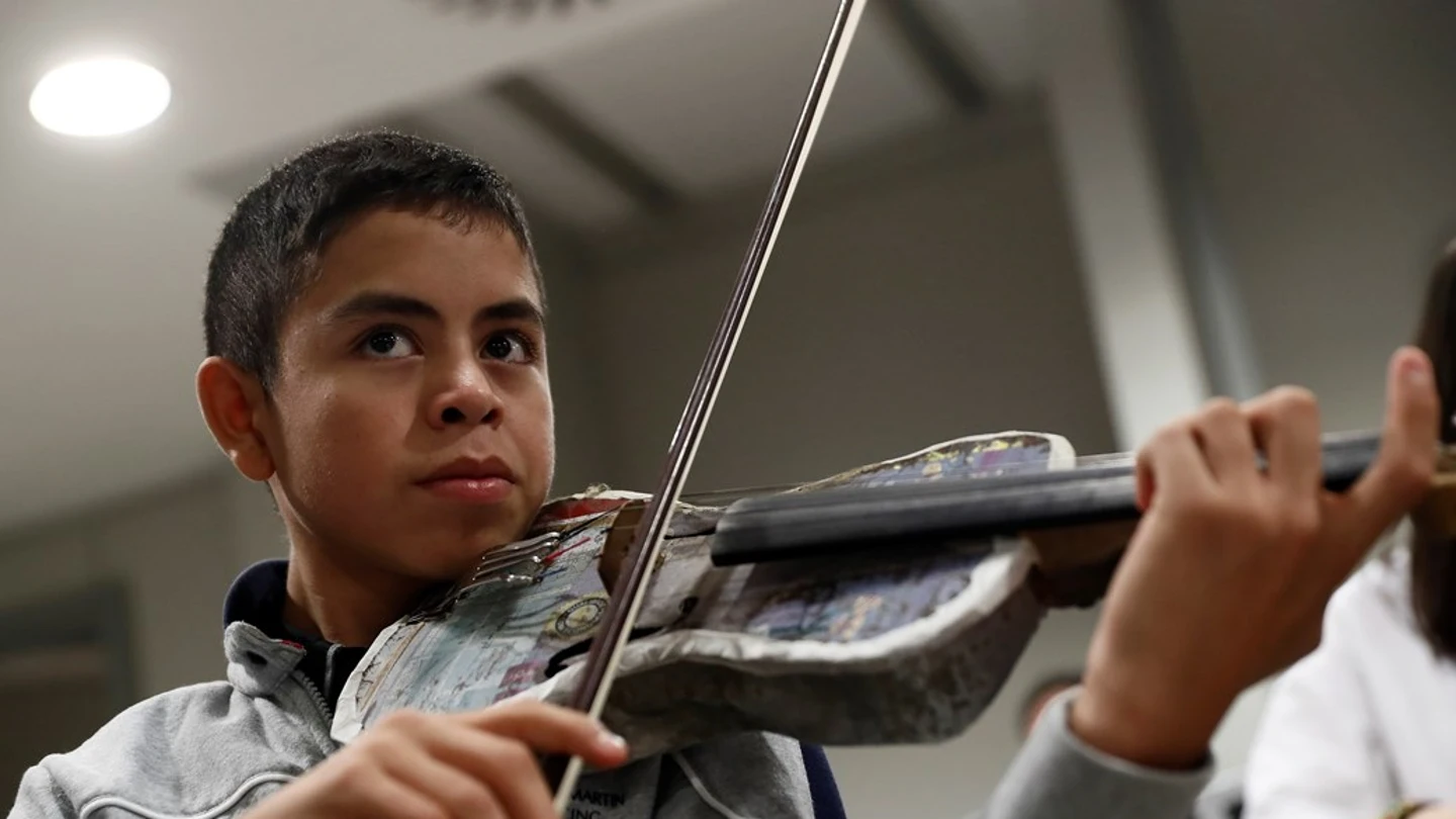 Un violinista de la Orquesta de Instrumentos Reciclados de Cateura Un violinista de la Orquesta de Instrumentos Reciclados de Cateura