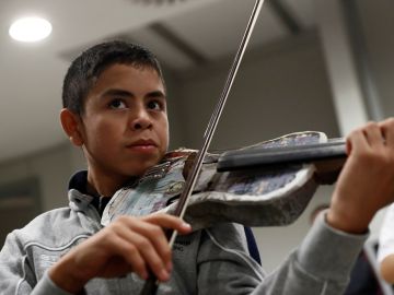 Un violinista de la Orquesta de Instrumentos Reciclados de Cateura Un violinista de la Orquesta de Instrumentos Reciclados de Cateura