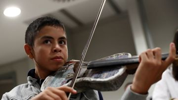 Un violinista de la Orquesta de Instrumentos Reciclados de Cateura