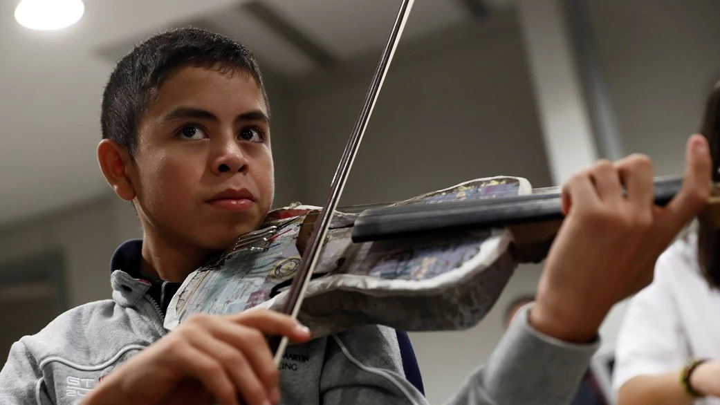 Un violinista de la Orquesta de Instrumentos Reciclados de Cateura