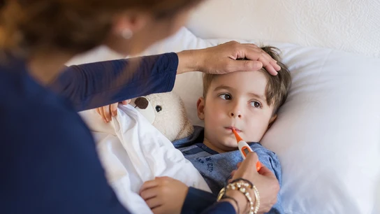 Niño con fiebre Niño con fiebre