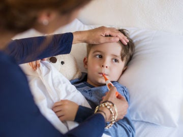 Niño con fiebre Niño con fiebre