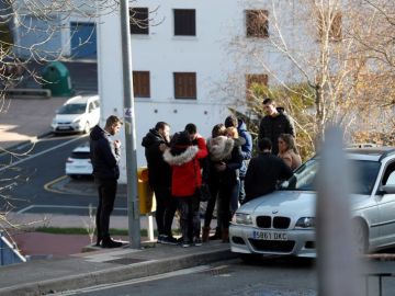 Familiares de los dos jóvenes fallecidos en un coche en Arrasate Familiares de los dos jóvenes fallecidos en un coche en Arrasate