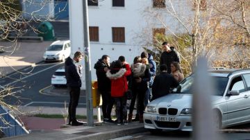 Familiares de los dos jóvenes fallecidos en un coche en Arrasate