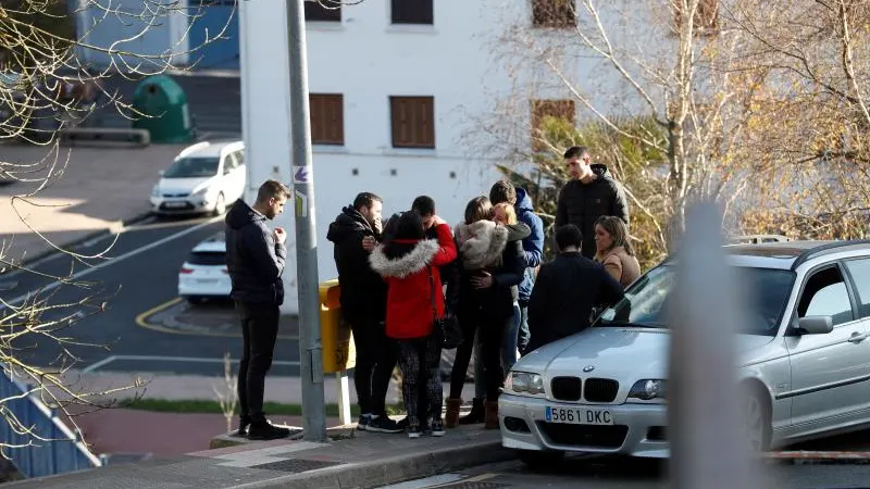 Familiares de los dos jóvenes fallecidos en un coche en Arrasate