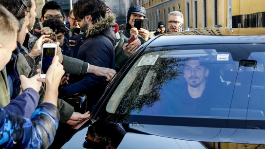 Ibrahimovic, rodeado por una multitud Ibrahimovic, rodeado por una multitud