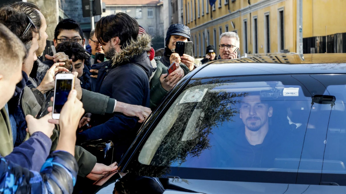 Ibrahimovic, rodeado por una multitud