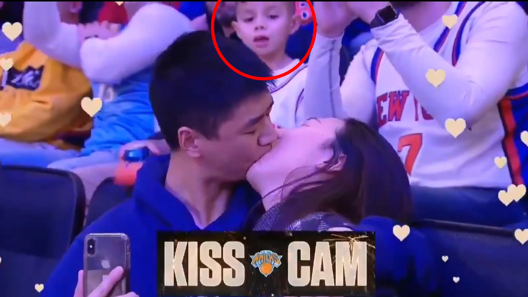 Anonadado ante el beso de los Knicks