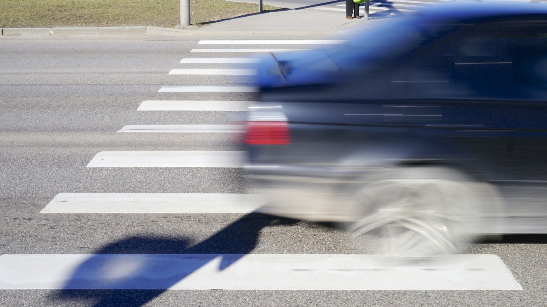 Coche en paso de peatones