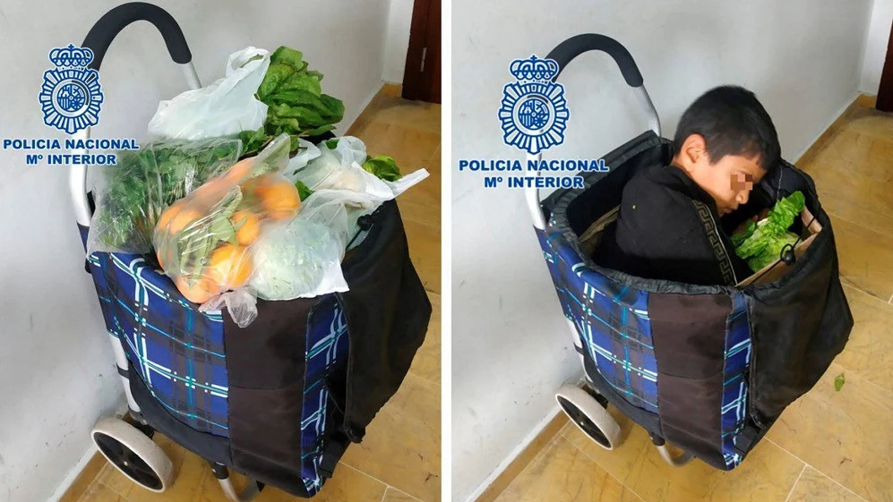 El menor se encontraba bajo varias bolsas