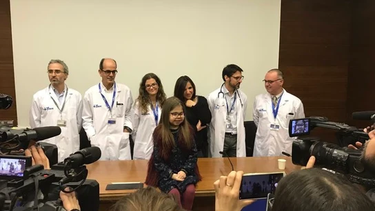 Íria posa con el equipo médico que la trató en el Hospital Vall d'Hebron Íria posa con el equipo médico que la trató en el Hospital Vall d'Hebron