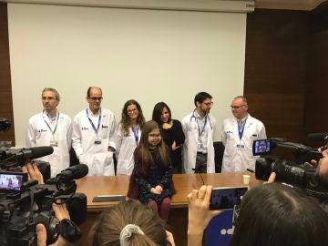Íria posa con el equipo médico que la trató en el Hospital Vall d'Hebron Íria posa con el equipo médico que la trató en el Hospital Vall d'Hebron