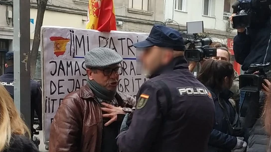 El hombre, que llevaba la bandera de España, fue desalojado por la Policía El hombre, que llevaba la bandera de España, fue desalojado por la Policía
