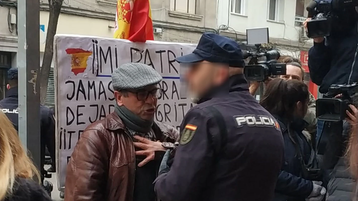 El hombre, que llevaba la bandera de España, fue desalojado por la Policía El hombre, que llevaba la bandera de España, fue desalojado por la Policía