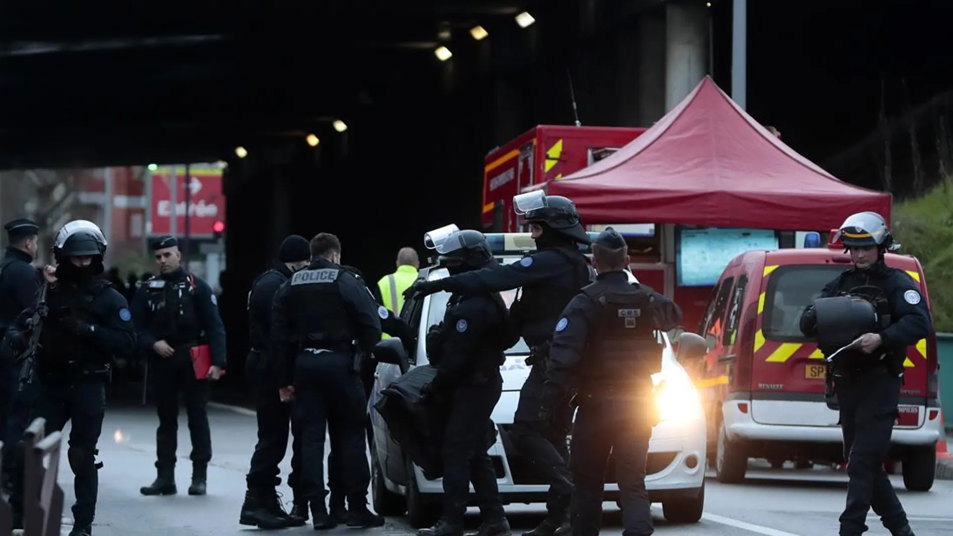 Inmediaciones del lugar en el que un hombre ha atacado a varias personas en París
