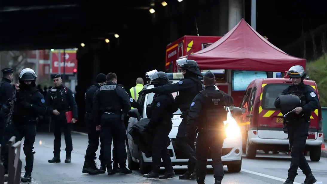 Inmediaciones del lugar en el que un hombre ha atacado a varias personas en París