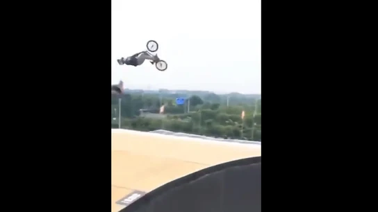 Cae tras un arriesgado salto Cae tras un arriesgado salto