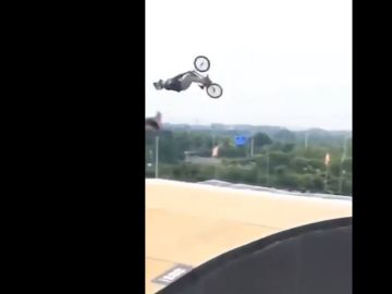 Cae tras un arriesgado salto Cae tras un arriesgado salto