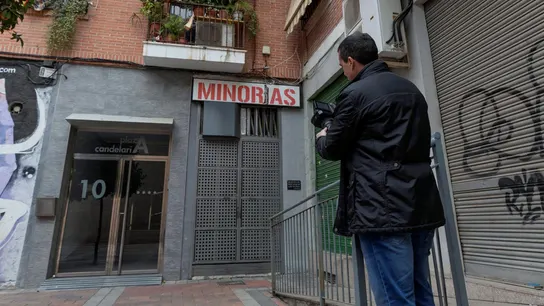 Vista de la entrada de la vivienda en la que la Policía investiga un caso de violación Vista de la entrada de la vivienda en la que la Policía investiga un caso de violación
