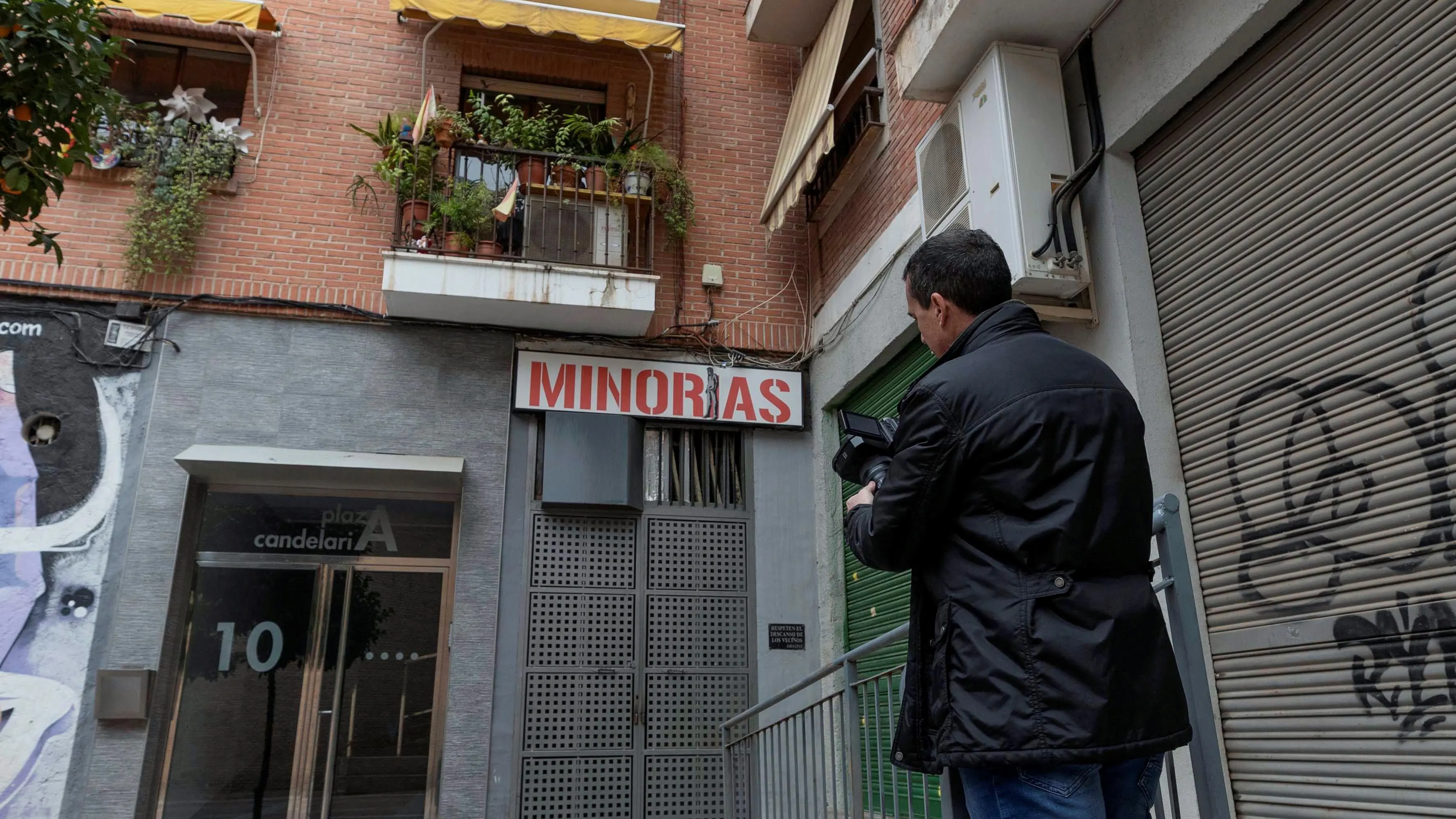 Vista de la entrada de la vivienda en la que la Policía investiga un caso de violación