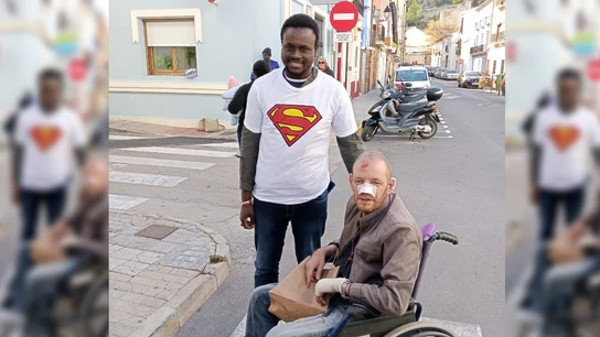 Gorgui Lamine junto al hombre que rescató Gorgui Lamine junto al hombre que rescató